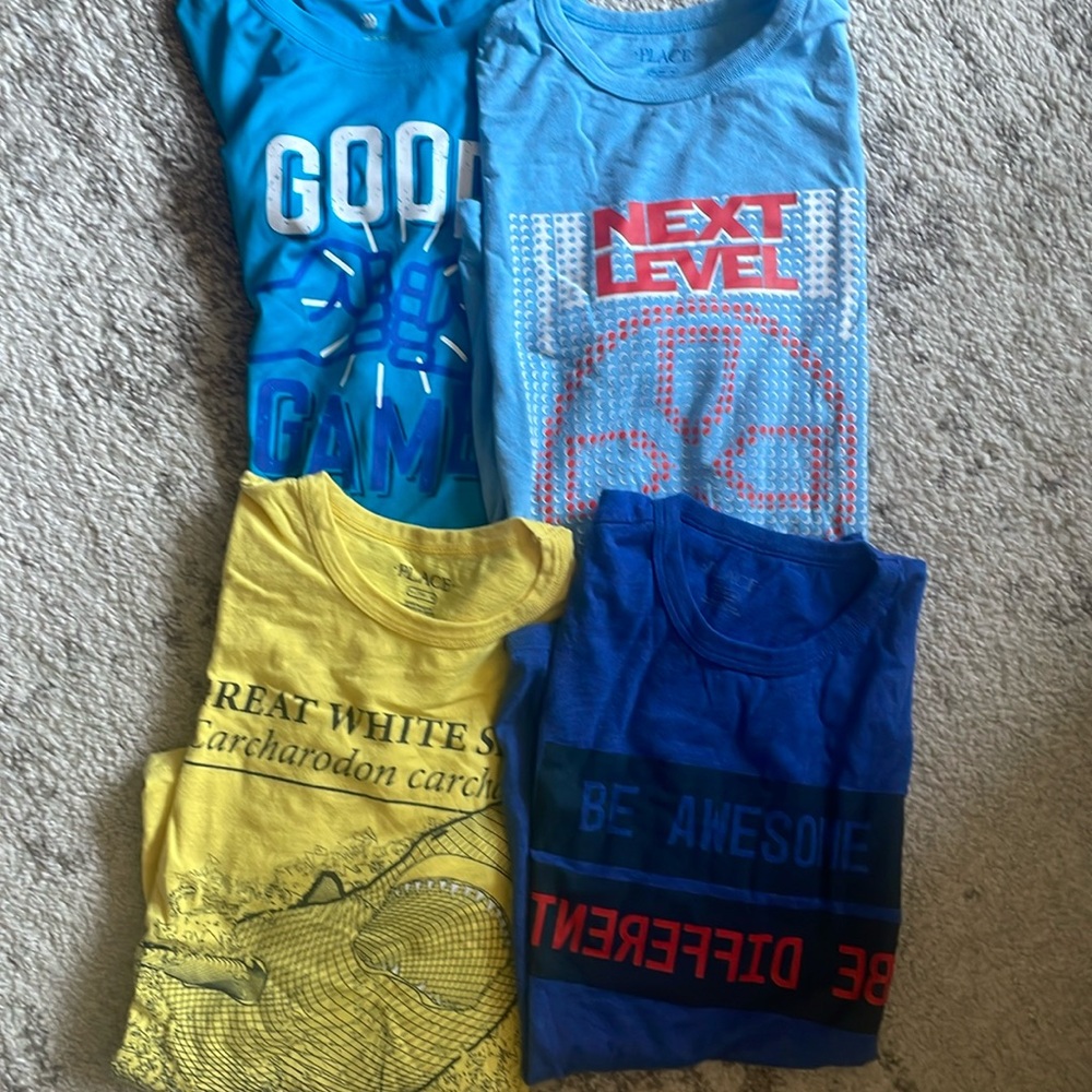 Bundle of 4 teen boy short sleeves tee top. Size 12-14